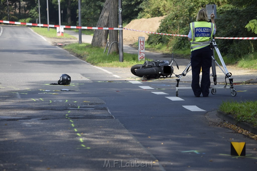 Schwerer Krad PKW Unfall Koeln Muelheim Am Springborn Cottbuserstr P113.JPG - Miklos Laubert